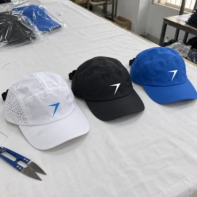 Light running caps in white, black and blue, each with a printed bolt